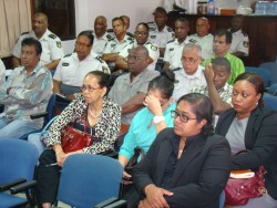 Leden Openbaar Ministerie in vergadering met politie officieren