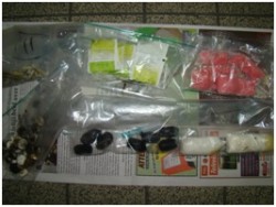Drugs in zes postpakketten onderschept