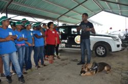 Narco geeft rondleiding aan jongeren Saron en omgeving