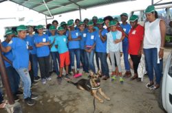 Narco geeft rondleiding aan jongeren Saron en omgeving